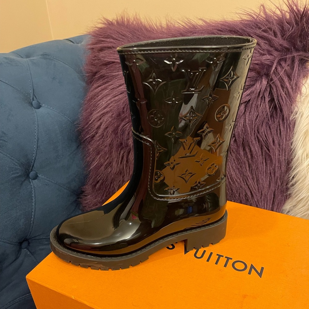 Authentic Louis Vuitton drop flat boots